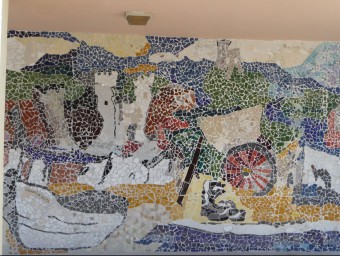 Fragment del mural fet amb fragments de ceràmica que mostra diferents elements, avui desapareguts, del Camp de la Bota. MARTA MEMBRIVES