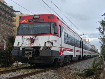 Una imatge del primer vagó danyat per l'impacte del tren contra una palmera que estava a la via TERESA MARQUEZ