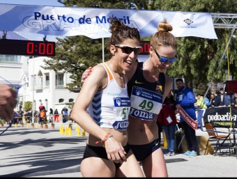 Beatriz Pascual i Raquel González , abraçades després d'haver acabat primera i segona en els 20 km de Motril EFE