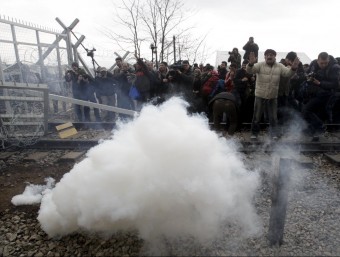 Gasos lacrimògens llançats per la policia macedònia contra els refugiats i immigrants que han intentat creuar la frontera des de Grècia, aquest dilluns a prop de la població d'Idomenei REUTERS