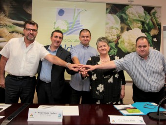 Els responsables d'Actel i la cooperativa de l'Aldea el maig passat quan van anunciar l'acord. JUDIT FERNÀNDEZ/ ARXIU