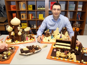 Vladimir Fileski, director general de Chocolat Factory, amb unes mones de xocolata a l'obrador de Sant Cugat del Vallès.  JUANMA RAMOS