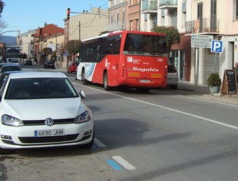 La cèntrica carretera de Vic, que travessa el municipi de cap a cap, suporta el pas diari de molts vehicles C. OLIVERAS