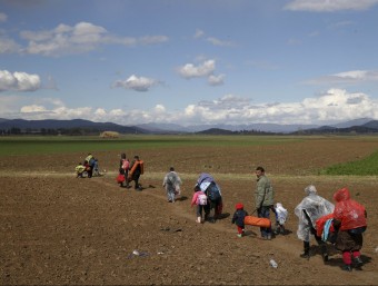 Refugiats caminen en un camp cap a la frontera entre Grècia i Macedònia REUTERS