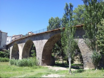 El pont Pere Otger, conegut com a pont Vell, és de mitjan segle XVIII VIADING
