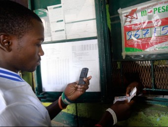 Amb M-Pesa la tecnologia pot aparèixer en qualsevol indret.  ARXIU