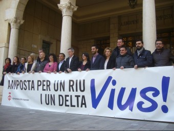 L'alcalde i els regidors d'Amposta, amb la pancarta de la manifestació del 7-F ARXIU