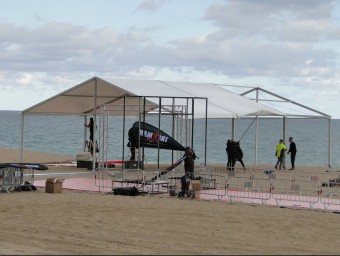 Imatge dels preparatius del rodatge d'ahir del fim ‘100 metros' a la zona de la piscina municipal de Calella T.M