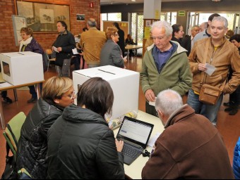 Membres d'una mesa del procés participatiu consulten l'ordinador, el 9 de novembre de 2014 a Martorell JUANMA RAMOS