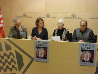 Marta Madrenas, segona per l'esquerra, ahir durant la presentació del programa J.T