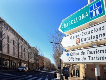 Senyalització bilingüe a la capital nord-catalana LLUÍS SERRAT
