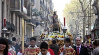 Processó, amb el pas de l'Entrada de Jesús a Jerusalem, per les Rambles de Barcelona. ACN