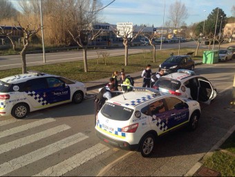 Un instant durant el trasllat dels detinguts des de Llagostera cap a la comissaria dels Mossos d'Esquadra a Santa Coloma de Farners ACN