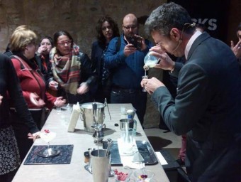Els assistents a la presentació a Montblanc van poder fer una primera degustació del nou licor artesà fet d'arròs EPN