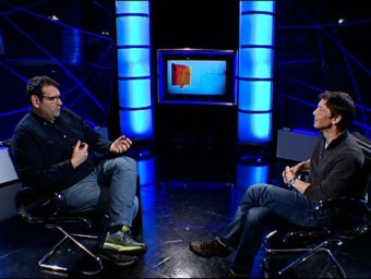 Neil talking to writer Jordi Puntí on El Punt Avui Televisió / 
