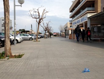 Una mascareta de reanimació al lloc on es va produir la intervenció policial a l'avinguda Barcelona de Cunit. ACN