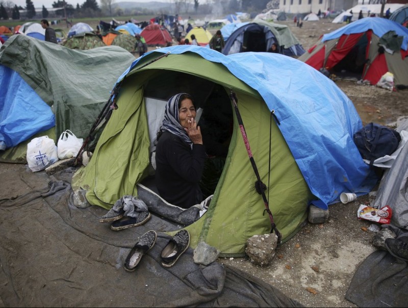 Milers de refugiats al camp grec d'Idomeni, desmantellat fa pocs dies.  ARXIU/EFE
