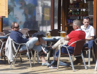 Turistes prenent una cervesa en una terrassa del passeig marítim de Santa Susanna divendres passat ORIOL DURAN