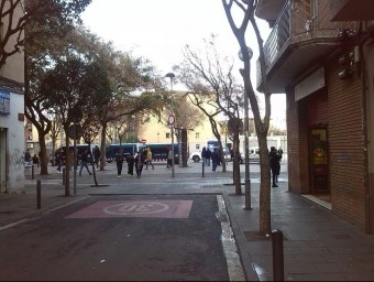 Dispositiu policial de dissabte, a la plaça Camarón de la Isla. La forta presència dels Mossos es manté des del dia del crim EL PUNT AVUI