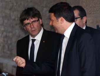 Renzi i Puigdemont, parlant mentre es dirigeixen a veure els familiars de les víctimes EFE