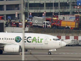 Efectius dels cossos d'emergències, treballant aquest matí a l'Aeroport de Brussel·les REUTERS