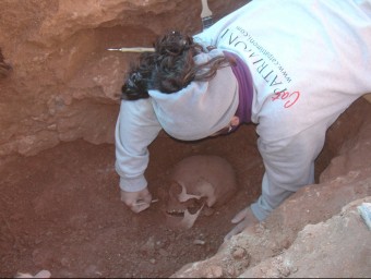 L'arqueòloga Núria Cabañas, que va dirigir les primeres fases, neteja una de les tombes; les més antigues –set en total– estan datades entre els segles IV i V CAT PATRIMONI