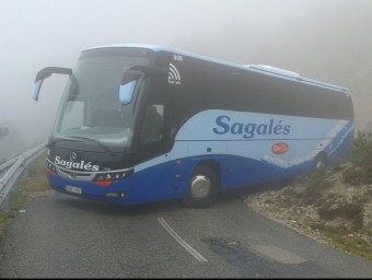 L'autobús que el passat dissabte es va quedar atrapat en l'accés a Caro, provocant un tall del trànsit durant hores. L'EBRE