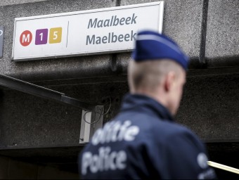 Un policia, vigilant l'estació de Maalbeek, que dimarts va patir un atemptat gihadista REUTERS