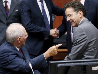 El president de l'Eurogrup, Jeroen Dijsselbloem (dreta) parla amb l'alemany Wolfgang Schaeuble.  REUTERS