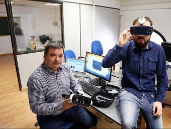 Luismi Aras, junt a un dels empleats de la firma, amb unes ulleres de realitat virtual.  ANDREU PUIG