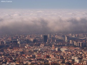 La boira entrant pel mar a la ciutat de Barcelona @ALFONS_PC