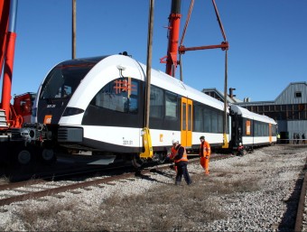 Els nous trens de fabricació suïssa Stadler sèrie 331, el dia que van ser dipositats a la via.  ARXIU