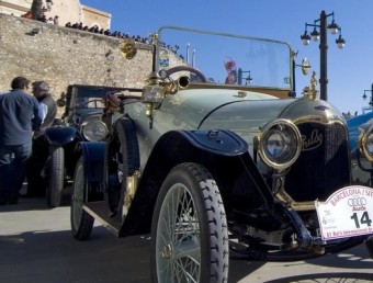 Cotxes aparcats a la Fragata de Sitges en una edició anterior. XAVIER ANGUERA