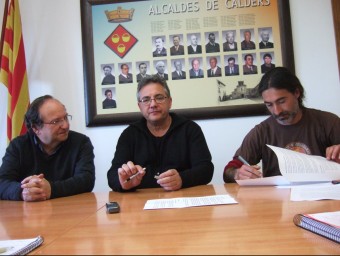 D'esquerra a dreta: Llorenç Ferrer (Sumem), Eduard Sánchez (CiU) i Ramon Vancells (CUP) signant el document que faran arribar als plens C.OLIVERAS