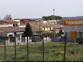 Una imatge de les cases i del supermercat Consum, al carrer Bastiments, ahir MANEL LLADÓ