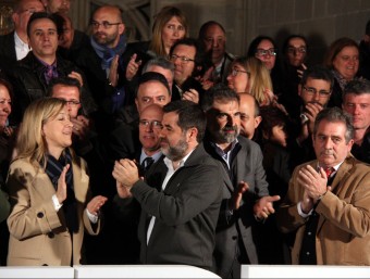 L'alcaldessa de Vilanova i la Geltrú, Neus Lloveras, el president de l'ANC, Jordi Sánchez, el d'Òmnium Cultural, Jordi Cuixart, i el de l'AMI, Josep Andreu, durant l'acte de suport als càrrecs electes investigats ACN