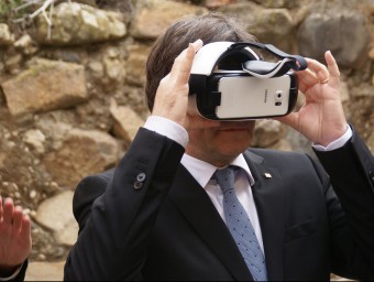 El president Puigdemont, amb unes ulleres de realitat virtual que transporten a l'Espluga de Francolí del segle XIII J.L.E