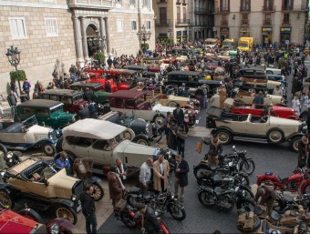 Vehicles d'època esperen a la plaça Sant Jaume de Barcelona el tret de sortida del 58è Ral·li Internacional de Cotxes d'Època ACN