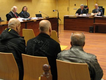 Rhya i Guermah , i l'intèrpret (al centre de la imatge), ahir durant el judici a l'Audiència de Girona Ò. PINILLA