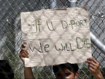 Un refugiat del camp del camp de detenció de Moria, a Lesbos, mostra un cartell amb el missatge “Si ens deporteu, morirem” REUTERS