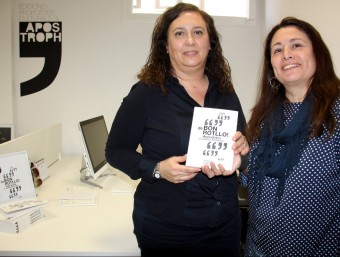 Alexandra Cuadrat i Annabel Encontra , coordinadores del recull i impulsares de l'editorial Apostroph, amb el llibre ORIOL BOSCH / ACN