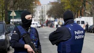 Agents de la policia belga vigilen una estació de metro, ahir a Brussel·les REUTERS