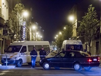 Efectius de les forces de seguretat belga desplegats al barri d'Anderlecht, on es va efectuar un dels operatius antiterroristes d'aquest divendres a Brussel·les EFE