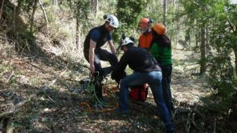 Un formador del Centre de Formació Forestal Especialitzada es col·loca els arnesos en una classe de trepa A A