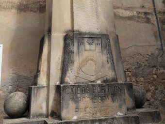 La inscripció alcista del monòlit de la plaça Major de Vilalba dels Arcs, que l'Ajuntament taparà amb una llosa. JUDIT FERNÀNDEZ/ ARXIU