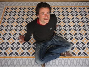 Eloi Rossinés és l'impulsor d'Hidraulik, que fa catifes inspirades en paviment modernista.  FRANCESC MUÑOZ