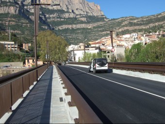 El pont, que travessa el riu Llobregat, es va reobrir aquest dilluns després de sis mesos tancat al trànsit C. OLIVERAS