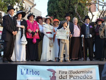 Un grup d'actors de Badalona vestits d'època distingits amb un diploma. J.M.F