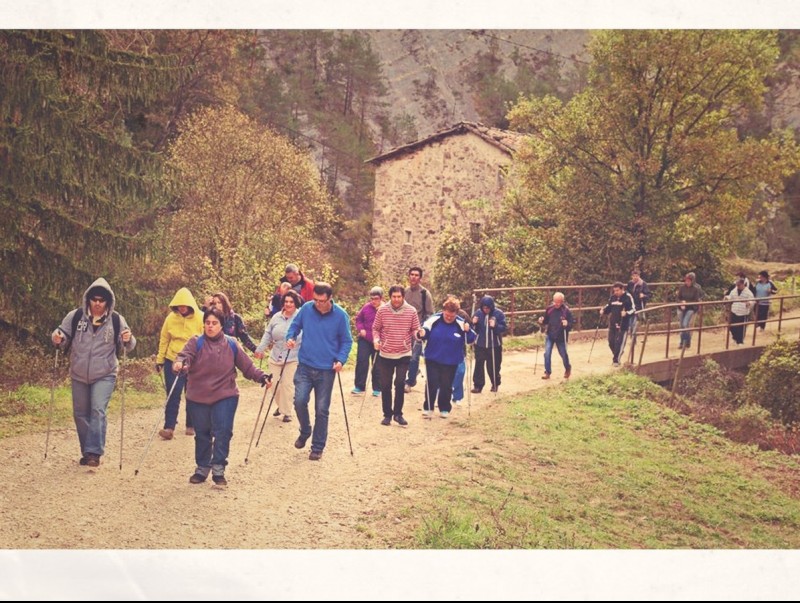 Imatge d'una activitat de marxa nòrdica organitzada per Salut Rural al Berguedà.  ARXIU