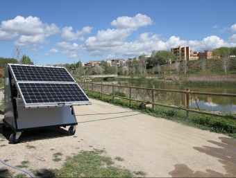 L'energia solar és suficient per fer funcionar la depuradora, que pot potabilitzar 1.000 litres cada hora Ò. LÓPEZ
